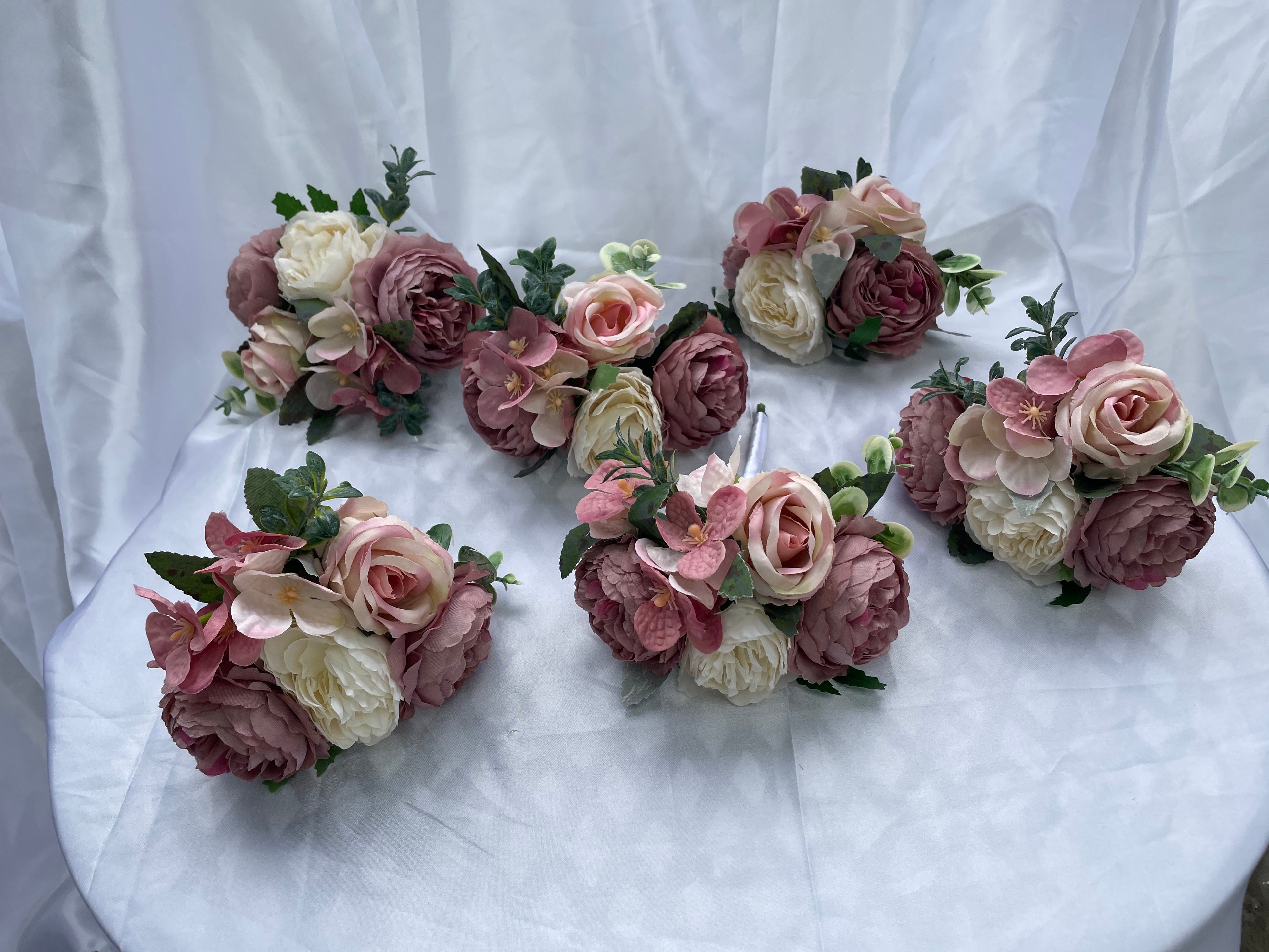 Dusky Rose and White Pew End / Posey