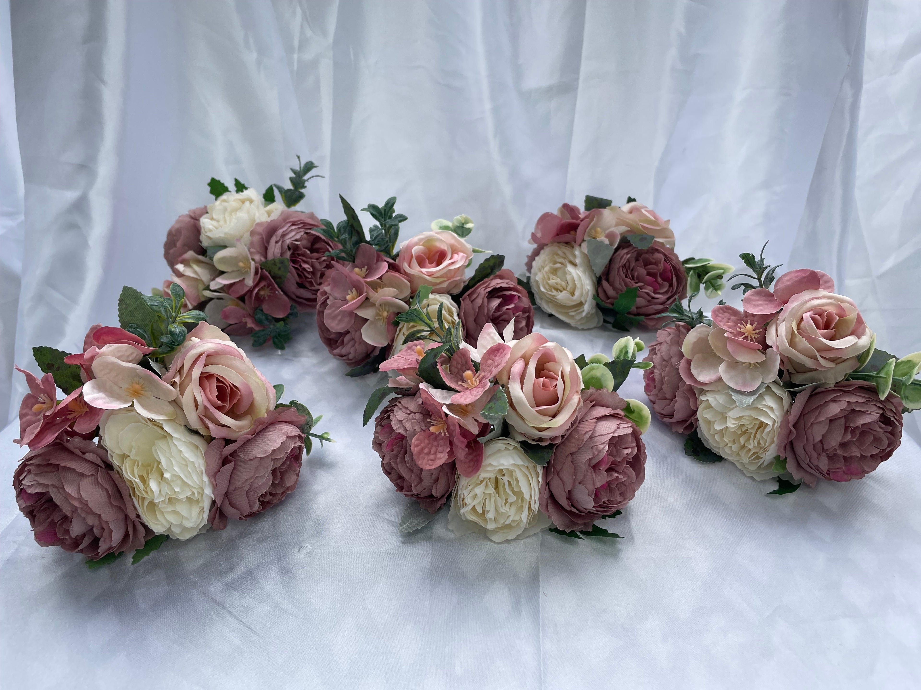 Dusky Rose and White Pew End / Posey