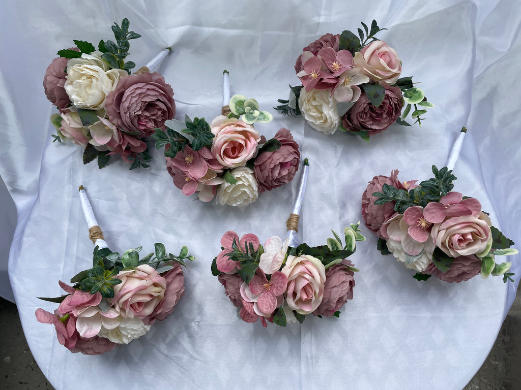 Dusky Rose and White Pew End / Posey