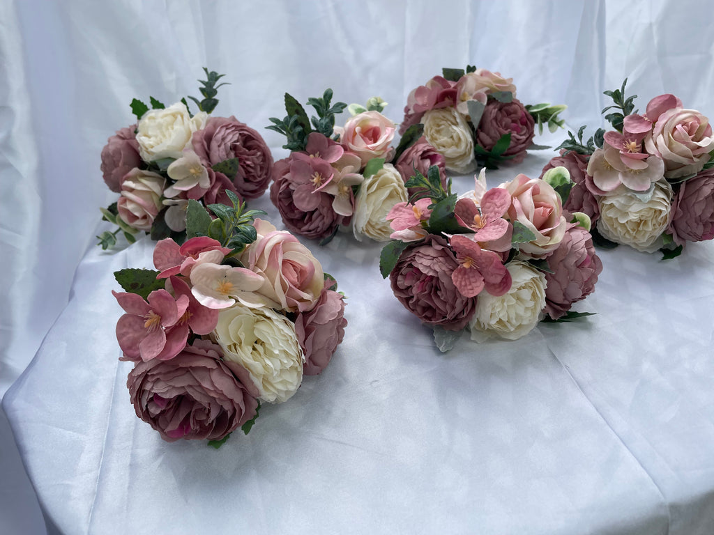 Dusky Rose and White Pew End / Posey