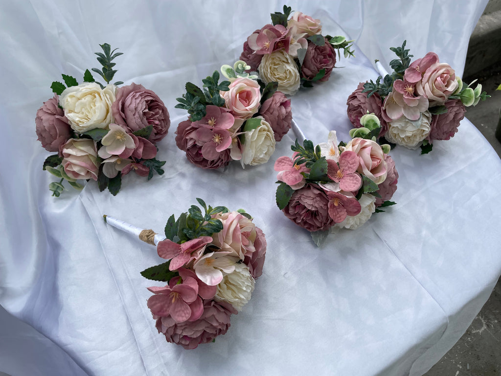 Dusky Rose and White Pew End / Posey
